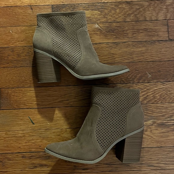 Universal Thread Shoes - Tan suede booties